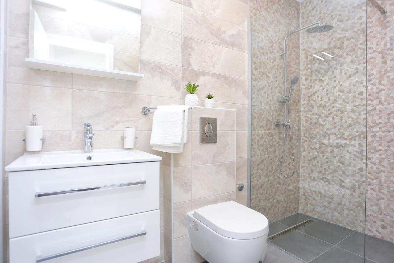 Family Friendly Apartments With A Swimming Pool Zivogosce - Porat, Makarska - 18150 المظهر الخارجي الصورة