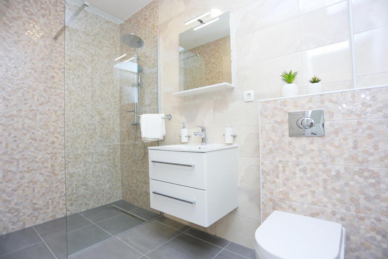 Family Friendly Apartments With A Swimming Pool Zivogosce - Porat, Makarska - 18150 المظهر الخارجي الصورة